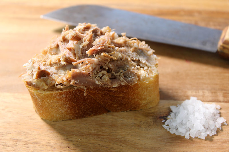 Rehrillette auf französischem Weißbrot